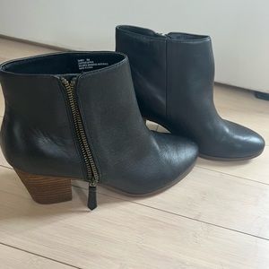 Crown Vintage black heeled booties